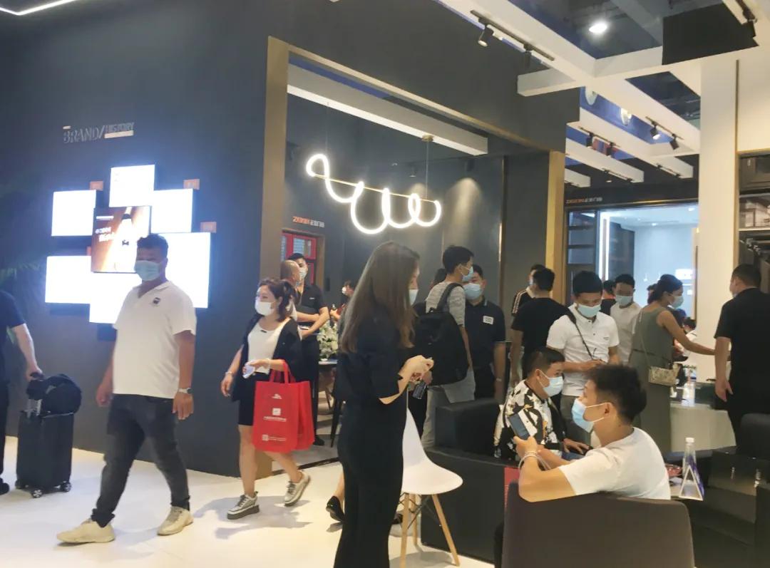 展會(huì)直擊 | 建博會(huì)火爆開幕，正金門窗攜手**功夫巨星甄子丹煥新呈現(xiàn)！