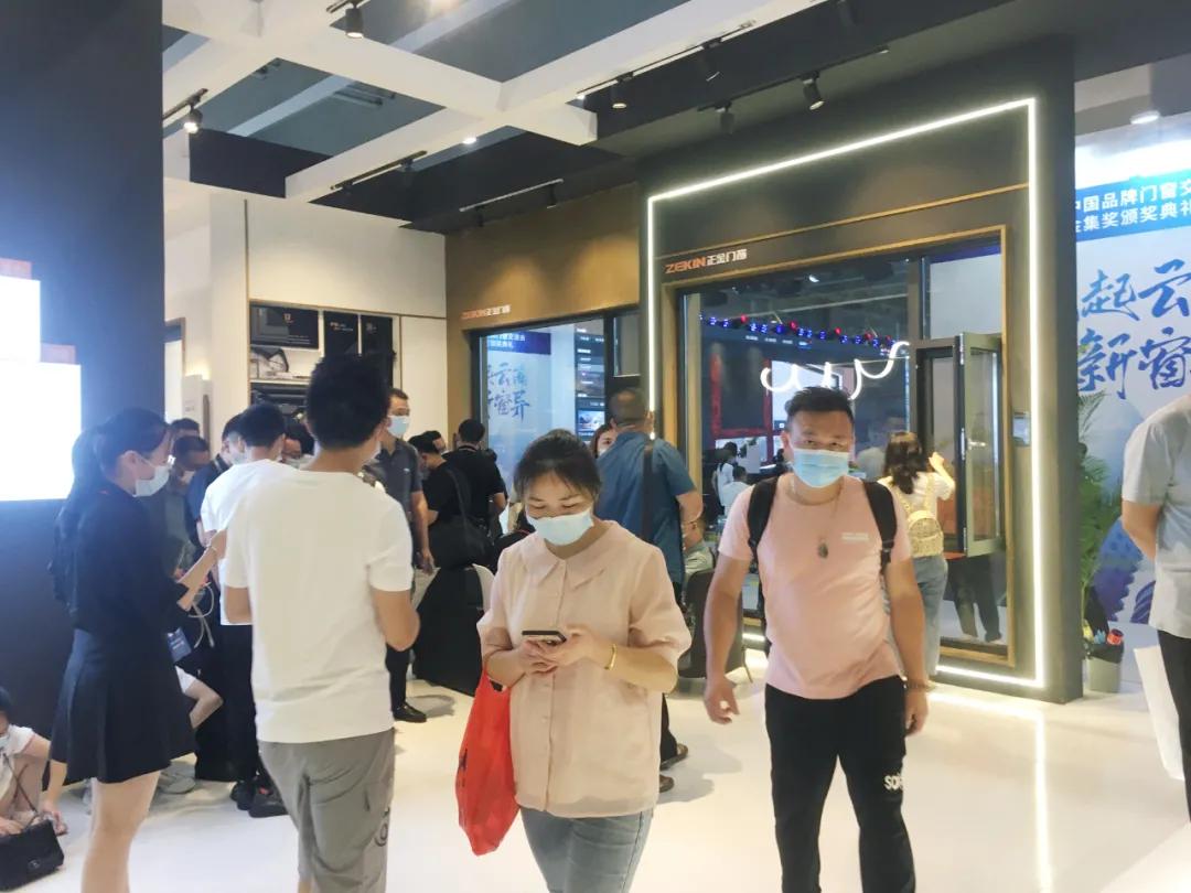 展會(huì)直擊 | 建博會(huì)火爆開幕，正金門窗攜手**功夫巨星甄子丹煥新呈現(xiàn)！